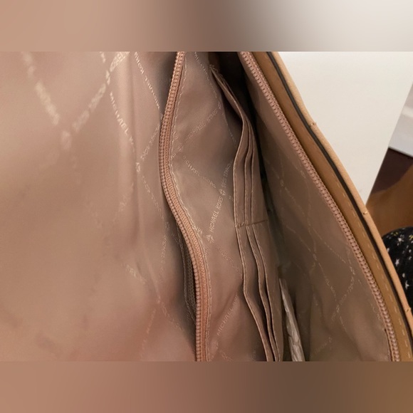 MICHAEL KORS beige padded leather clutch/shoulder bag with strap - Picture 11 of 12